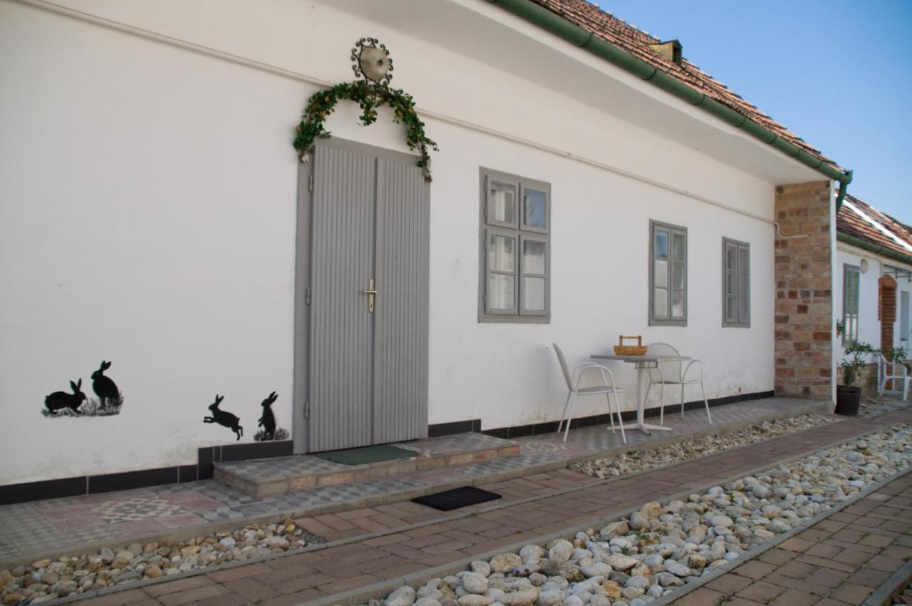 Notas Tuecsoek Vendeghaz Apartment Agyagosszergeny Luaran gambar